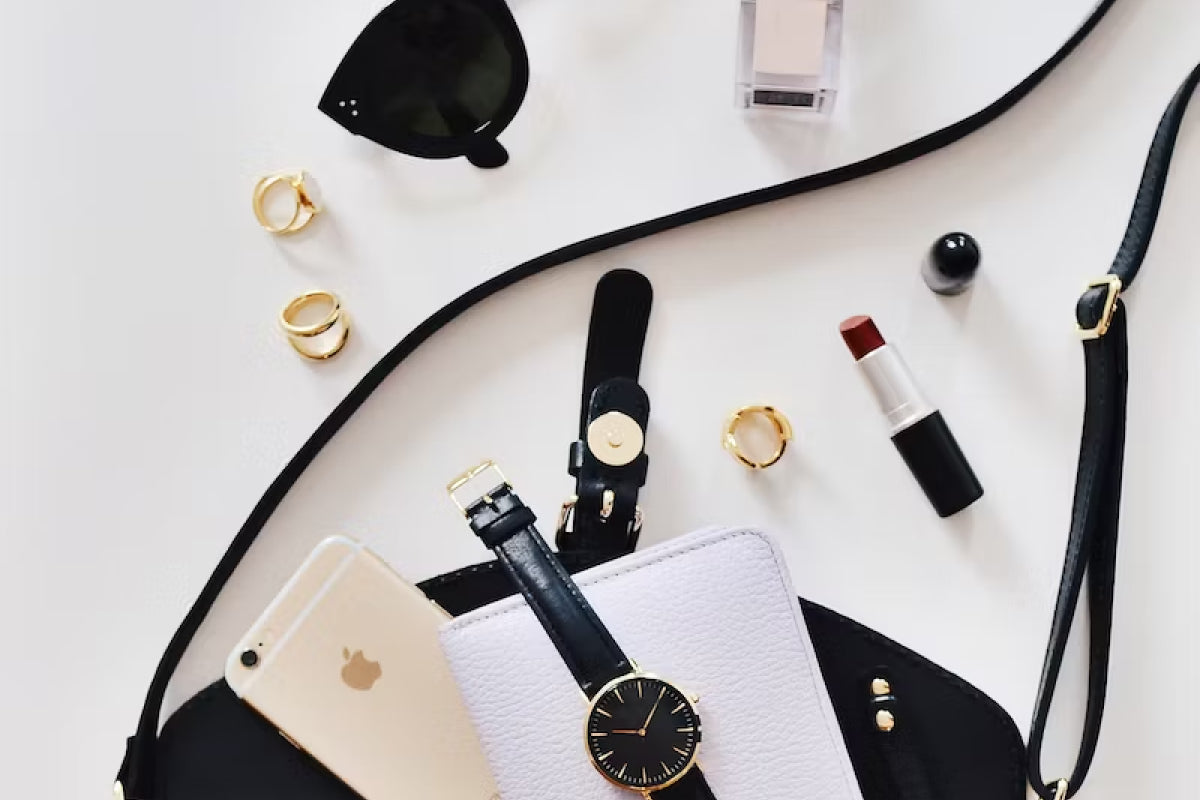 Icone di Stile: Esplorando l'Armonia tra Occhiali di Lusso e Profumi Raffinati